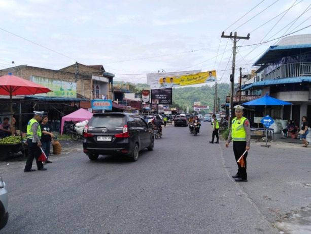 URAI: Kasatlantas Polres Dairi AKP Herliandri, saat membantu personel mengurai arus balik pascalibur Idul Fitri 1444 Hijriah di wilayah hukum Polres Dairi, Selasa (25/4).