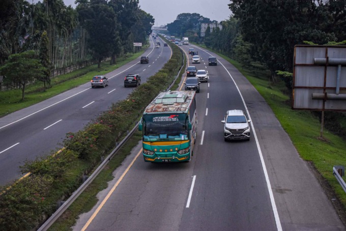 Kendaraan melaju bebas saat libur natal di jalan tol belmera medan, (25/12/2022).  Pantauan sementara tidak adanya kepadatan di jalan tol mengingat tidak di berlakukannya cuti bersama tanggal 26 Desember 2022. Refinaldi Setiawan /Sumut Pos.