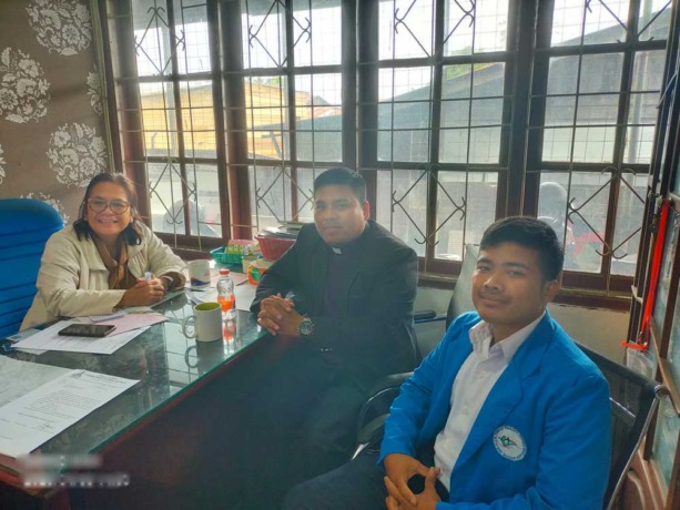 RUDY SITANGGANG/SUMUT POS JELASKAN: Pendeta Tondi Lumbangaol (tengah) bersama Kabid Pariwisata, Ripmo Padang saat menjelaskan rencana kegiatan Ibadah Bersama, Festival Lagu Rohani serta Ngopi Bareng yang diinisiasi sejumlah pendeta di TWI Sitinjo pada Rab