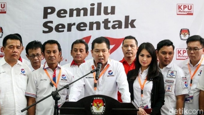 KETERANGAN: Ketua Umum Partai Perindo Hary Tanoesoedibjo beserta pengurus memberi keterangan, beberapa waktu lalu.