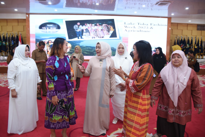 RAPAT: Ketua Dekranasda Sumut Nawal Lubis berbincang usai memimpin rapat Lake Toba Fashion Week 2023, di Aula Tengku Rizal Nurdin, Selasa (4/4).