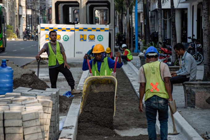 REVITALISASI: Pekerja sedang menyelesaikan proyek revitalisasi kawasan Lapangan Merdeka di Jalan Balai Kota medan, Selasa (4/4).  Proyek ini di akan memperindah Kota Medan di kawasan kota tua.