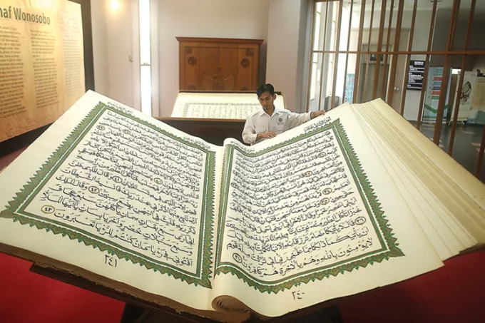 MUSHAF WONOSOBO: Petugas mengecek Alquran raksasa di Bayt Al-Qur