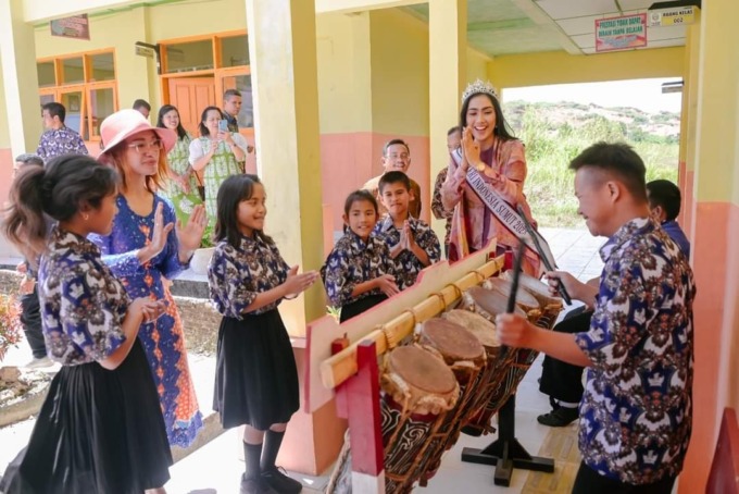 KUNJUNG: Puteri Indonesia Sumut 2023,  Tabitha Christabela Napitupulu saat berkunjung ke sekolah SLB di Humbang Hasundutan.Istimewa/Sumut Pos.
