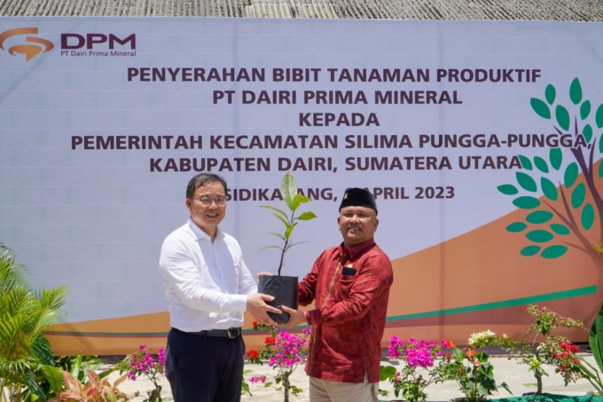 SIMBOLIK: Direksi PT DPM menyerahkan secara simbolik bibit pohon kepada Ketua DPRD Kabupaten Dairi Sabam Sibarani yang mewakili pemerintah dan masyarakat setempat.