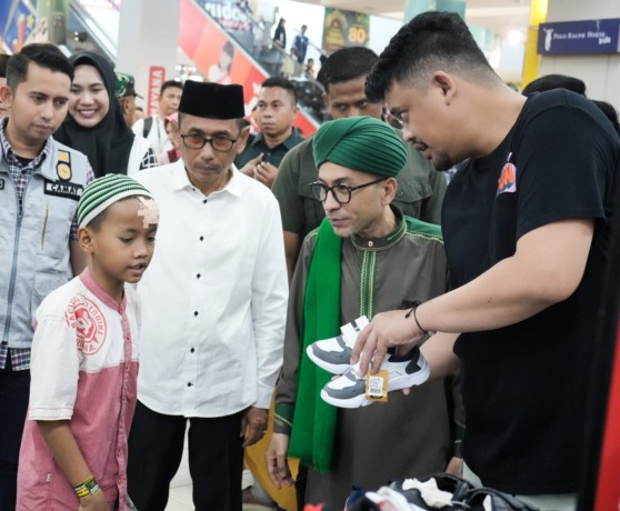 BERBELANJA: Wali Kota Medan Bobby Nasution mendamping anak yatim piatu berbelanja di Ramayana Robinson.