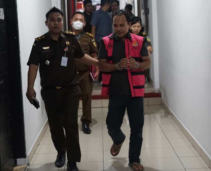 DIJEMPUT: Eks Kepala Pusbangnis UIN Sumut, Sangkot Azhar Rambe, yang menjadi tersangka korupsi, usai dijemput pihak Kejaksaan.