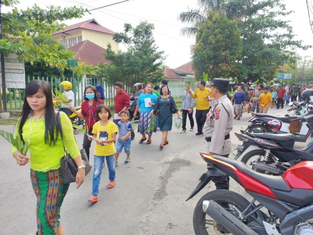 KAWAL: Personil Polres Tebingtinggi mengawal gerak jalan perayaan Minggu Palma dan Pekan Suci umat Katolik Kota Tebingtinggi. FADLY/SUMUT POS.
