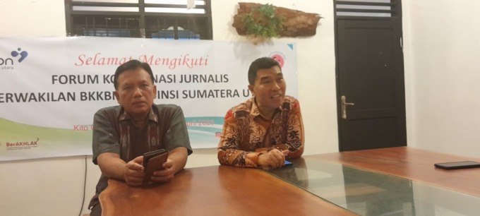 PERTEMUAN: Kepala Perwakilan BKKBN Sumut, Muhammad Irzal didampingi Sekretaris, Yusrizal Batubara, dalam pertemuan dengan forum jurnalis BKKBN Sumut di Medan, Jumat (14/4/2023) petang.Dewi Syahruni Lubis/Sumut Pos.