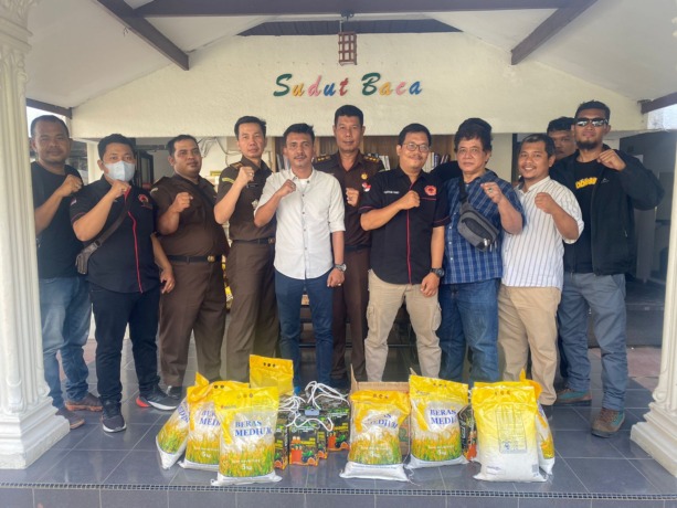 SALURKAN: Kasintel Kejari Medan Simon didampingi anggota dan pengurus Forwakum Sumut, menyalurkan paket sembako, Senin (17/4).