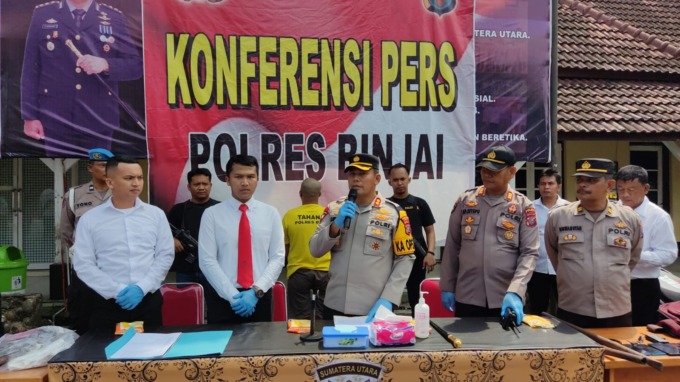 Kapolres Binjai, AKBP Hendrick Situmorang (tengah) didampingi Kasat Reskrim, AKP M Rian Permana (dua dari kiri) memaparkan kasus pembunuhan berencana.Teddy Akbari/Sumut Pos.