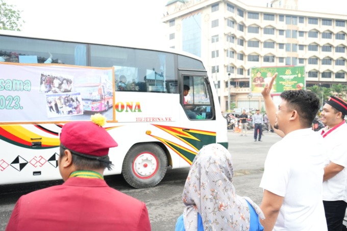 BERANGKATKAN: Wali Kota Medan Bobby Nasution saat memberangkatkan warga ke kampung halamannya dengan bus, via program Mudik Bareng Pemko Medan.