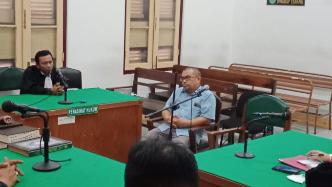 SIDANG: Pemred Mudanews, Ismail Marzuki terdakwa kasus pencemaran nama baik menjalani sidang putusan di PN Medan, Kamis (27/4). (Agusman/Sumut Pos)