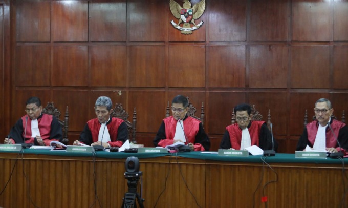 Hakim ketua Singgih Budi Prakoso (tengah) bersama empat hakim anggota membacakan vonis banding Ferdy Sambo di Pengadilan Tinggi DKI Jakarta, Rabu (12/4/2023). Pada vonisnya Pengadilan tinggi DKI Jakarta menguatkan putusan tingkat pertama terhadap terdakwa