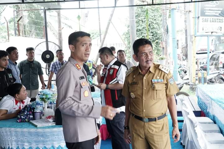 TINJAU: Pj Wali Kota Tebingtinggi Muhammad Dimiyathi didampingi Kapolres Tebingtinggi AKBP Andreas Luhut Jaya Tampubolon meninjau beberapa pos pam di wilayah Kota Tebingtinggi.ist/Sumut Pos.