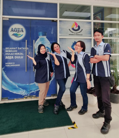 Foto: Humas Danone-Aqua  Karyawan Aqua berfoto. Ada ratusan karyawan yang bekerja di dua pabrik AQUA di Sumatera Utara. Yakni 368 karyawan di pabrik Berastagi dan 160 karyawan di pabrik Langkat.