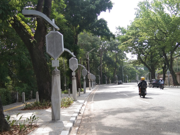 LAMPU JALAN: Deretan lampu jalan dibangun di ruas Jalan Jenderal Sudirman Kota Medan. Lampu jalan ini sering disebut warga sebagai lampu pocong.istimewa/sumutpos.
