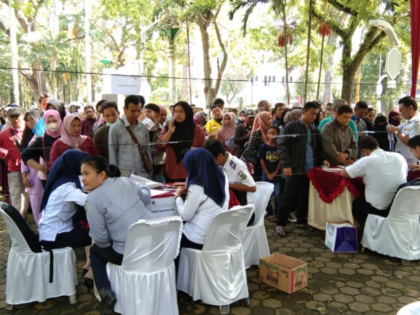 ANTRE: Warga Kota Medan yang mengantre tiket mudik 11-4-Mengantre Tiket Mudik.