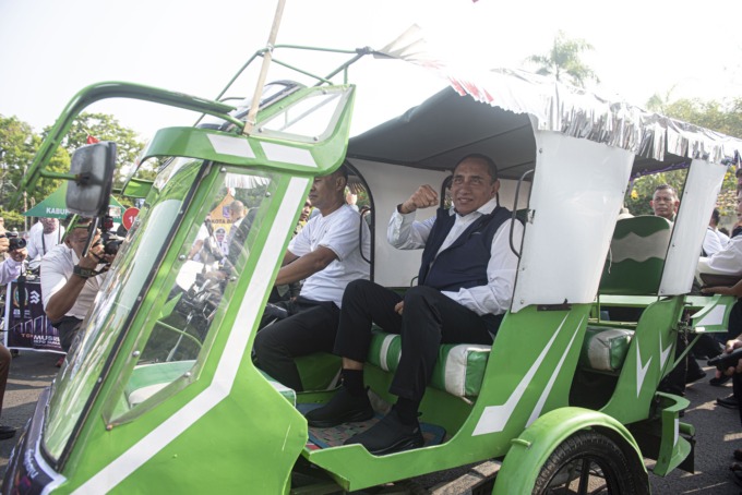 BECAK: Gubernur Sumut, Edy Rahmayadi naik becak untuk promosi Sumut menuju Musrembang di Hotel Santika Medan.