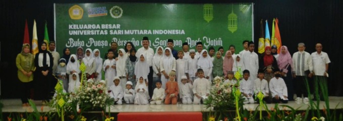 SANTUNAN: Ketua Yayasan Sari Mutiara Dr Parlindungan Purba MM dan Rektor USM Indonesia Dr Ivan Elisabeth Purba MKes bersama anak penerima santunan dan undangan buka puasa, Senin (17/4).DEDDI MULIA PURBA/SUMUT POS.