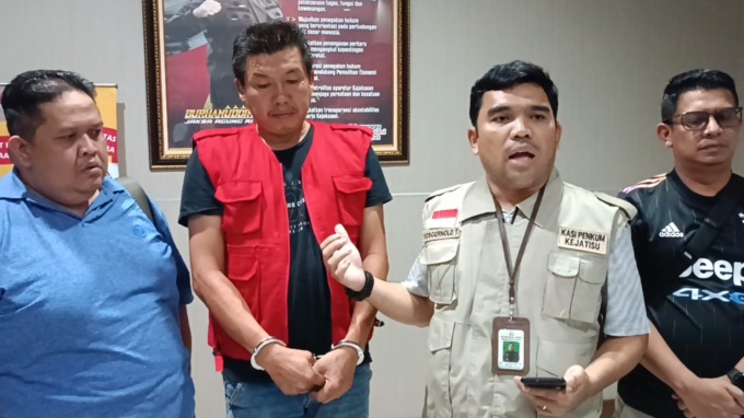 DIAMANKAN: Chee Yu (rompi merah) terpidana kasus korupsi usai diamankan Kejati Sumut.Istimewa.