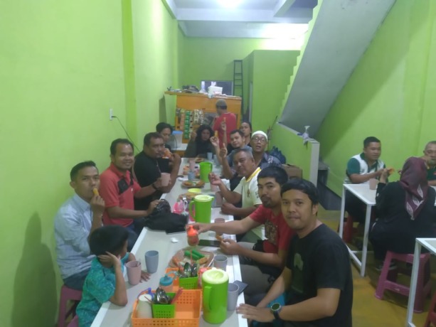 BUKA PUASA: Wartawan melakukan buka puasa bersama di Mie Ayam Jago Delitua. (IST)