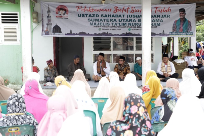 Usbat Ganjar Sumut bersama Majelis Taklim Nurul Ilham saat menggelar salat sunah tasbih di Dusun 4 Pasiran Keramat, Desa Air Hitam, Kecamatan Gebang, Kabupaten Langkat, Sumut, Minggu (2/4/2023). (ist)