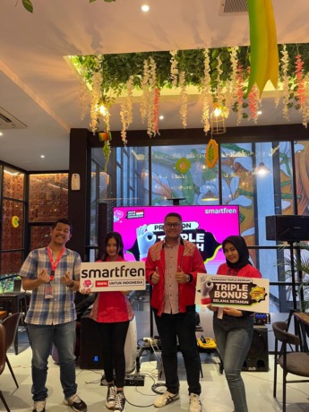 BERSAMA: Regional Head North Sumatra Smartfren, Jhon Ferdinan Simanjuntak (kedua dari kanan) bersama Ahmad Jazuli, Regional Outlet Brand Management North Sumatera (paling kiri) saat berbuka bersama dengan media, di Medan.