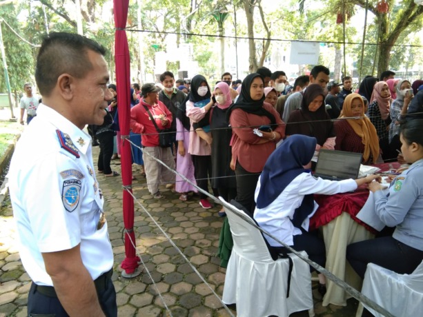 Kadishub Medan, Iswar Lubis S.SiT MT meninjau pelaksanaan pengambilan tiket Mudik Gratis Pemko Medan 2023 di Taman Ahmad Yani, Medan.