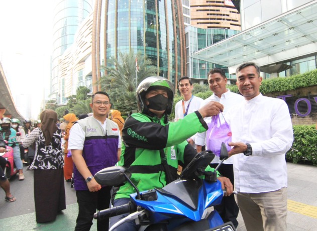 TAKJIL: Direktur PT Bank Muamalat Indonesia Tbk Karno (kanan) didampingi Direktur Eksekutif Baitulmaal Muamalat (BMM) Novi Wardi (kiri), Sekretaris Perusahaan Bank Muamalat Hayunaji (ketiga kanan), dan Region Head Jakarta West Bank Muamalat Erick Ermawan