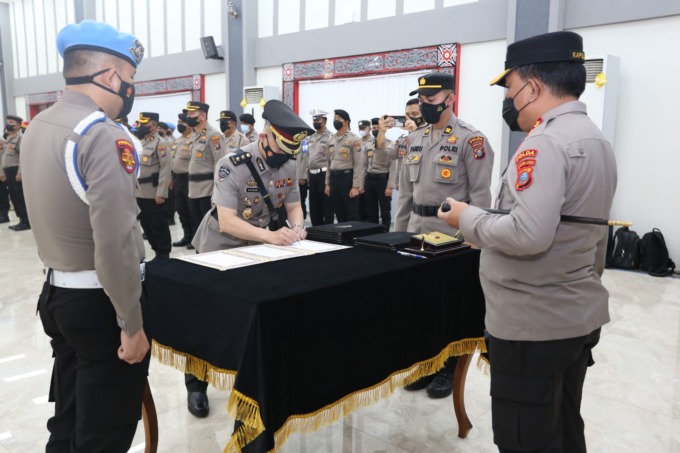 SERTIJAB: AKBP Dr Muhammad Adenan AS saat menandatangani surat Sertijabnya di hadapan Kapolda Sumut, Irjen Pol Panca Putra Simanjuntak, di Aula Tribrata Mapolda Sumut, Jumat (14/4) sore. Istimewa/Sumut Pos