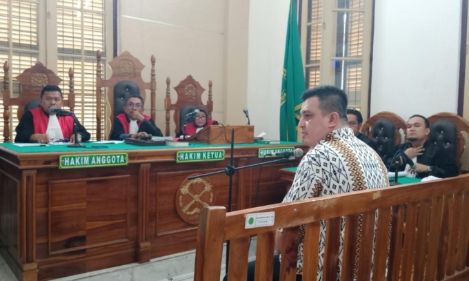 Sri Falmen Siregar terdakwa kasus penipuan, saat menjalani sidang di PN Medan beberapa waktu lalu. (Ist)