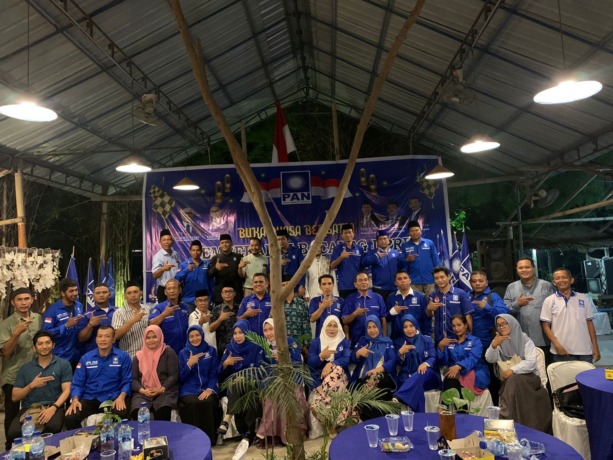 DIABADIKAN : Ketua DPD PAN Kabupaten Deli Serdang, Ir Irawan MAP dan Bendahara Wahyu Danin diabadikan bersama dengan Pengurus PAN Kabupaten, Kecamatan dan Bacaleg.