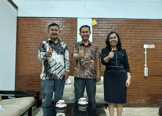 Anggota DPRDSU Dr Timbul Sinaga SE MSA dari Fraksi Partai Nasdem, Dekan Fakultas Pertanian Dr Hotden Nainggolan SP MSi, dan Wakil Dekan III FEB UHN Rimbun CD Sidabutar SE MSi, berfoto bersama di ruang kerja Dekan Fakultas Pertanian UHN Medan dan lain-lain