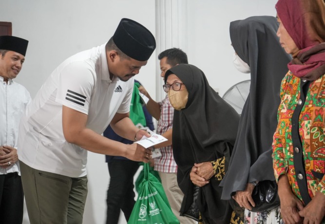 ZAKAT: Wali Kota Medan Bobby Nasution menyerahkan zakat ASN Pemko kepada orang yang tak mampu.