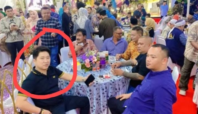 BARENG:  Benny (yang dilingkari) pernah foto bareng Wali Kota Binjai, H Amir Hamzah dalam sebuah acara. Foto ini sudah beredar luas di media masa.