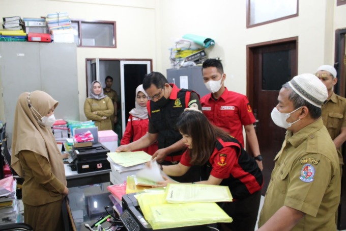 BERKAS: Pegawai Kejari Deliserdang saat memeriksa berkas di Dinas Kesehatan Deliserdang terkait dugaan korupsi Tahun Anggaran 2021, Senin (3/4). Istimewa/Sumut Pos.