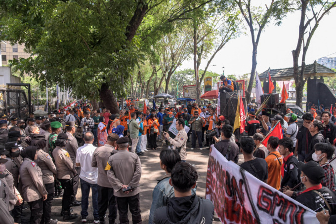 May Day: Para buruh saat melakukan aksi demo ke Kantor Gubernur Sumut, Senin (1/5).  Setiap tanggal 1 Mei merupakan Hari Buruh Internasioanl (May Day).Refinaldi Setiawan/SUMUT POS.