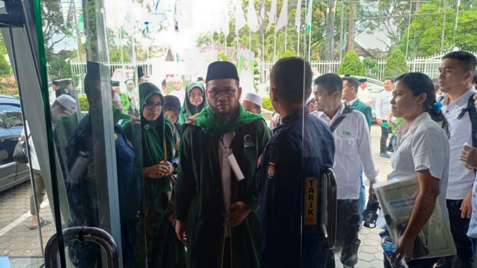 MENDAFTAR: Balon anggota DPD RI Dedi Iskandar Batubara (tengah) saat mendaftarkan diri sebagai calon anggota DPD RI di Kantor KPU Sumut Jalan Perintis Kemerdekaan, di hari pertama masa pendaftaran calon, Senin (1/5) siang.