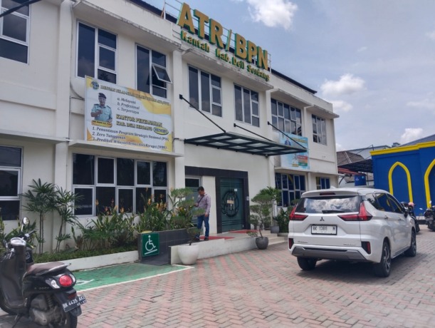 BPN DELISERDANG: Sejumlah kendaraan pakir di Halaman Kantor BPN Delserdang di Lubukpakam.