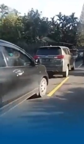 MACET: Arus lalulintas Medan-Berastagi-Medan mengalami kemacetan parah saat adanya pohon tumbang.