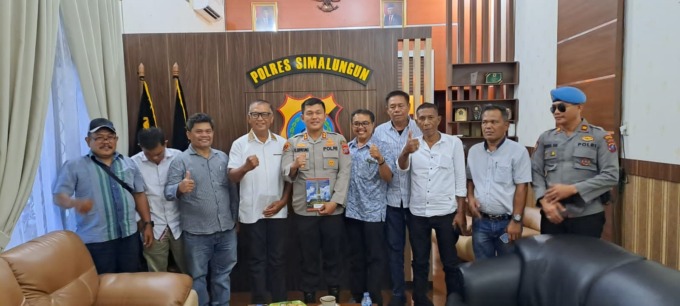 FOTO BERSAMA: Kapolres Simalungun AKBP Ronald Sipayung SIK foto bersama dengan Panitia dan pengurus PPRS Pematangsiantar.