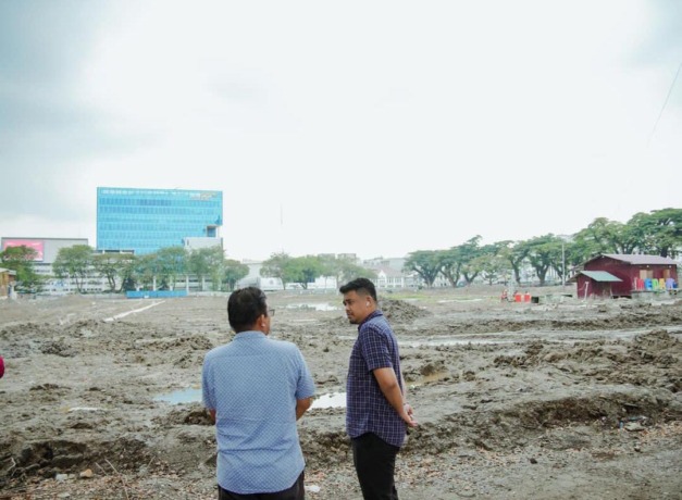 BINCANG: Wali Kota Medan Bobby Nasution berbincang terkait revitalisasi Lapangan Merdeka Medan. Pemenang lelang revitalisasi tahap kedua telah diumumkan, dan pengerjaannya ditarget dimualia Mei 2023 ini.