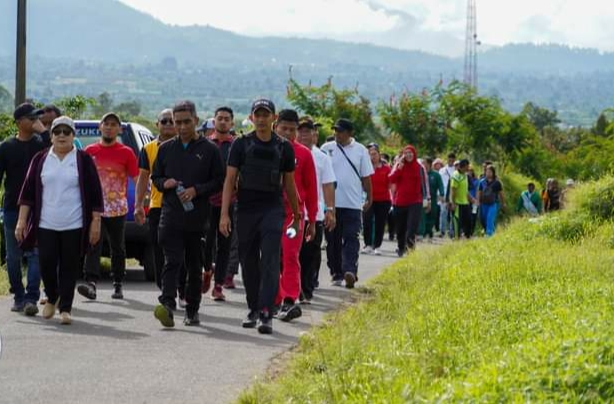 Bupati Karo Cory Sriwaty Sebayang, bersama Wakil Theopilus Ginting, beserta jajaran, Forkopimda, serta BUMN/BUMD Kabupaten Karo saat mengikuti gerak jalan bersama, Jumat (12/5).