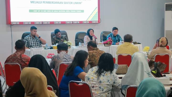 RAPAT: Pj Wali Kota Tebingtinggi Muhammad Dimiyathi didampingi Ketua Dekranasda Nyonya Herliaminda meminta kepada Pemko Tebingtinggi untuk menjalin kemitraan dengan BUMN.SOPIAN/SUMUT POS.