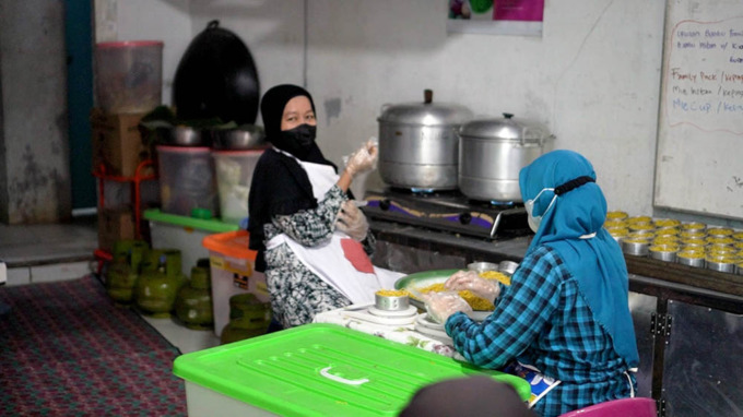 PROSES: Farida Laila saat memproses pembuatan mie instan sehat bernama RAZHATI.  Produksi milliknya adalah UMKM binaan Kecamatan Medan Kota. istimewa/sumutpos.