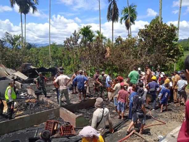 HANGUS: Terlihat 2 unit rumah di Dusun Lae Rambong, Desa Lau Pakpak, Kecamatan Tigalingga, Kabupaten Dairi, hangus terbakar, Selasa (16/5).