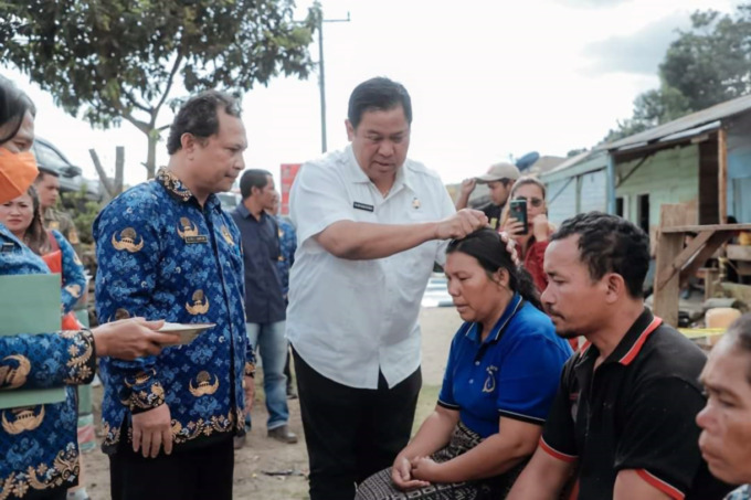 BERAS PIR: Bupati Dairi, memberikan beras pir untuk menyemangati korban kebakaran di Desa Lae Hole, Kecamatan Parbuluan saat serahkan bantuan, Rabu (17/5). RUDY SITANGGANG/SUMUT POS.