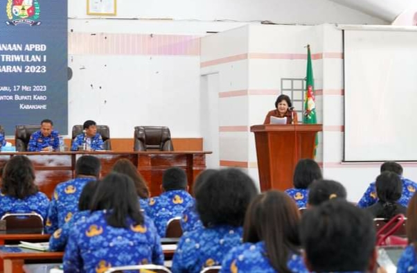 EVALUASI: Bupati Karo Cory S Sebayang, memimpin rapat evaluasi pelaksanaan anggaran triwulan pertama Tahun Anggaran 2023.Solideo/Sumut Pos.