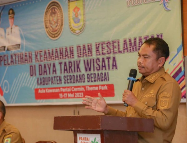 PELATIHAN: Bupati Sergai H. Darma Wijaya memberi kata sambutan dalam acara pelatihan penguatan kualitas sektor wisata. fadly/Sumut Pos.